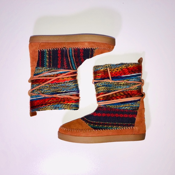 toms moccasin boots